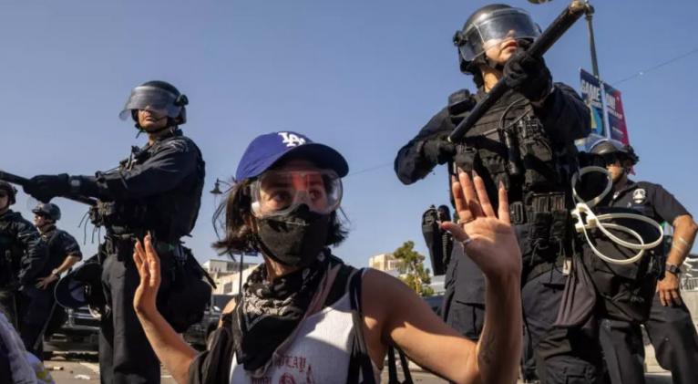 Trump atribuye disturbios por redadas antiinmigración en Los Ángeles a "insurrectos"