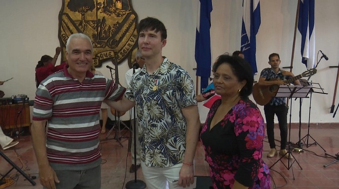 Otorgan en Las Tunas Medalla de la Amistad a líder de Finlandia