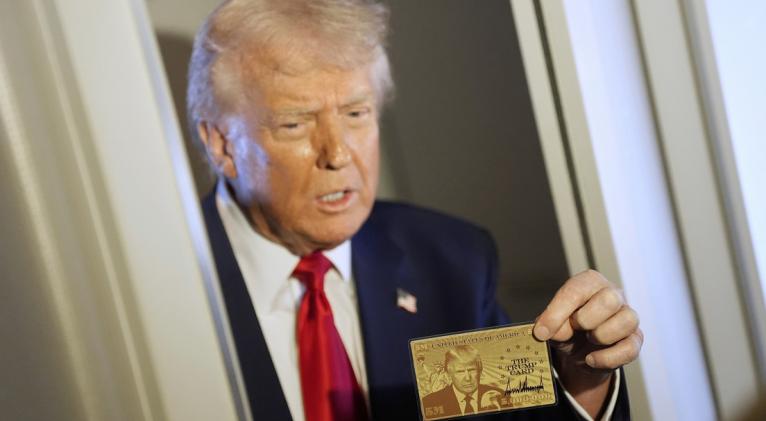 Trump lanza web para obtener la «tarjeta dorada»