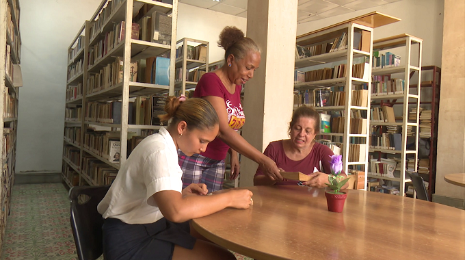 Reverencian en Las Tunas a profesionales a propósito del Día del Bibliotecario cubano
