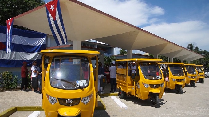 Inauguran en municipios de Amancio y Colombia rutas urbanas con triciclos eléctricos