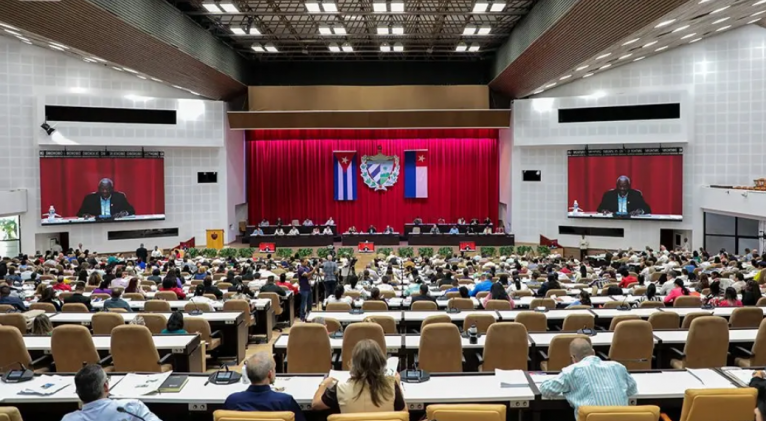 Cuba reforma Constitución y suprime límite de edad para presidente