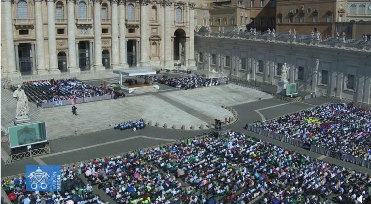 El papa critica una sociedad enferma por la "bulimia" de conexiones en las redes sociales