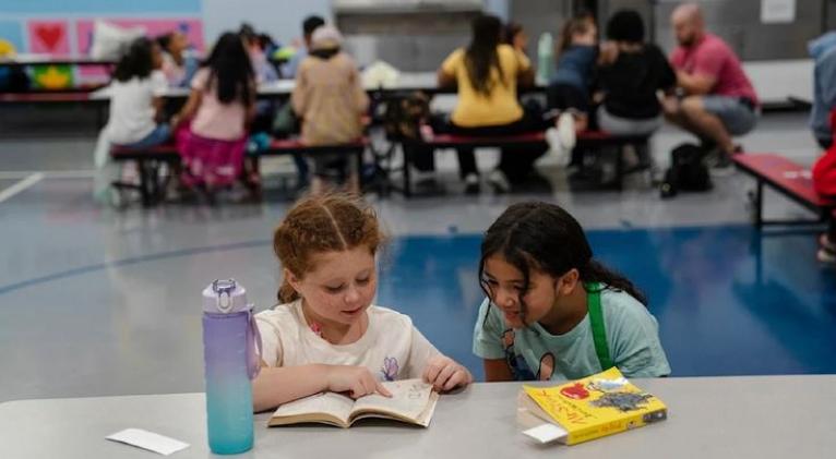 Trump congela fondos para escuelas y enfrenta demanda de 20 estados