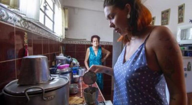 Más mujeres que hombres desocupadas y en trabajo doméstico