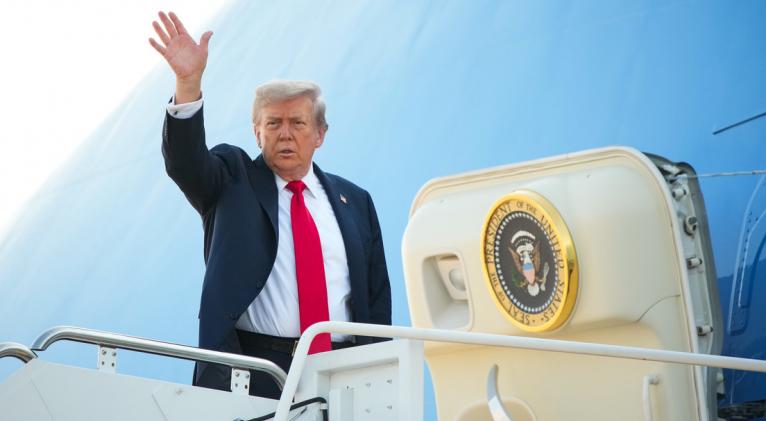 Trump parte rumbo a Alaska para la cumbre con Putin