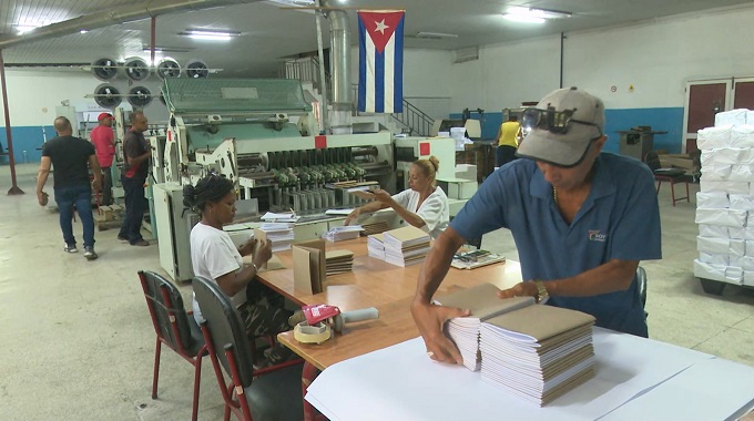 Avanza en Las Tunas producción de libretas para el próximo curso escolar