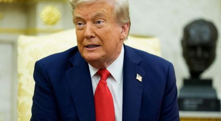 Trump amenaza con quitar fondos a escuelas de California que no sigan su política trans