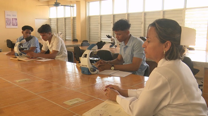 Cursan jóvenes tuneros carreras de ciencias médicas