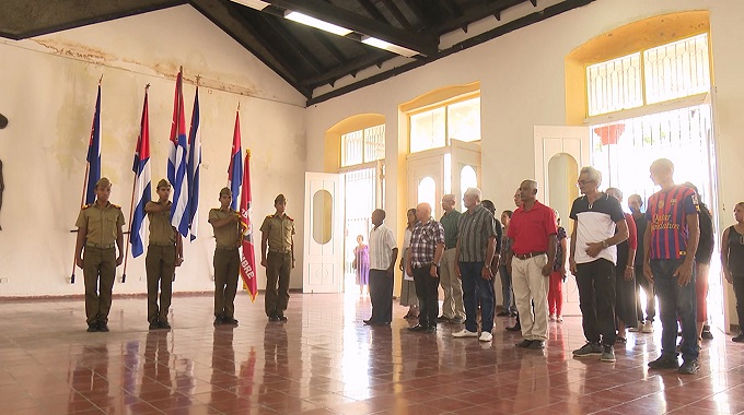 Realizan condecoraciones por el aniversario 65 de los CDR en Las Tunas