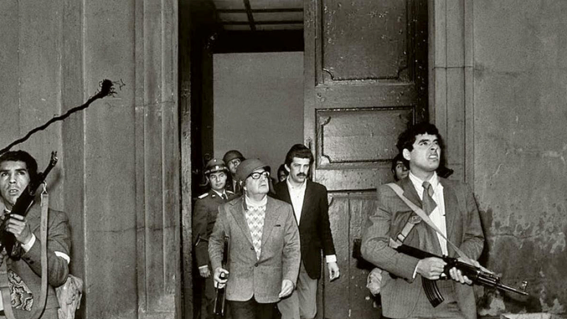 Salvador-Allende-en-La-Moneda-el-11-de-septiembre-de-1973