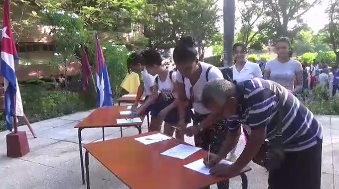 Realizan actos, mítines y recogidas firmas en el municipio Colombia en apoyo a Venezuela