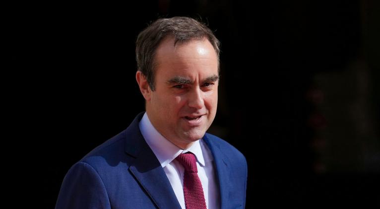 Dimite el nuevo primer ministro de Francia, Sébastien Lecornu, tras 27 días en el cargo