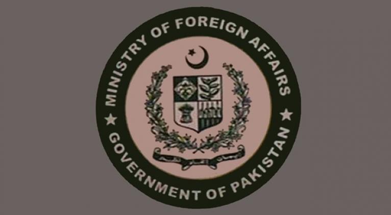 Pakistán advirtió hoy que las pretensiones de Israel de anexarse parte de la Cisjordania ocupada por sus fuerzas sionistas, socavan los esfuerzos en curso para lograr la paz y la estabilidad en la región. En una declaración de condena enérgica al proyecto de ley presentado por el Gobierno sionista para validar esos objetivos, Islamabad afirmó que esas acciones constituyen una flagrante violación del derecho internacional, las resoluciones pertinentes del Consejo de Seguridad de las Naciones Unidas y los derechos inalienables del pueblo palestino. La Cancillería paquistaní reiteró, en ese sentido, el llamamiento a la comunidad internacional para que tome medidas urgentes y decisivas con el fin de detener esas acciones ilegales y exigir responsabilidades a las fuerzas de ocupación israelíes por sus continuas violaciones del derecho internacional. También reafirmó el compromiso de Pakistán de trabajar con socios regionales e internacionales para defender los derechos del pueblo palestino, incluido su derecho a la autodeterminación, y para garantizar su paz, justicia y dignidad. Islamabad reiteró, además, su apoyo inquebrantable a la causa palestina, incluido el establecimiento de un Estado de Palestina independiente, soberano, viable y contiguo, basado en las fronteras anteriores a 1967, con Al-Quds Al-Sharif como su capital.