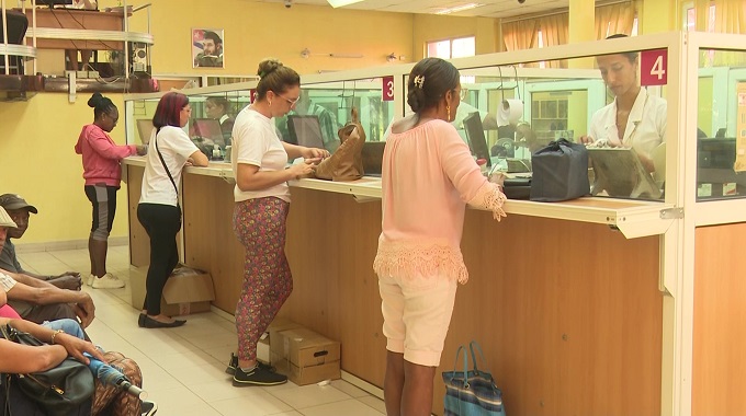 Distinguen a trabajadores bancarios en su jornada en LasTunas