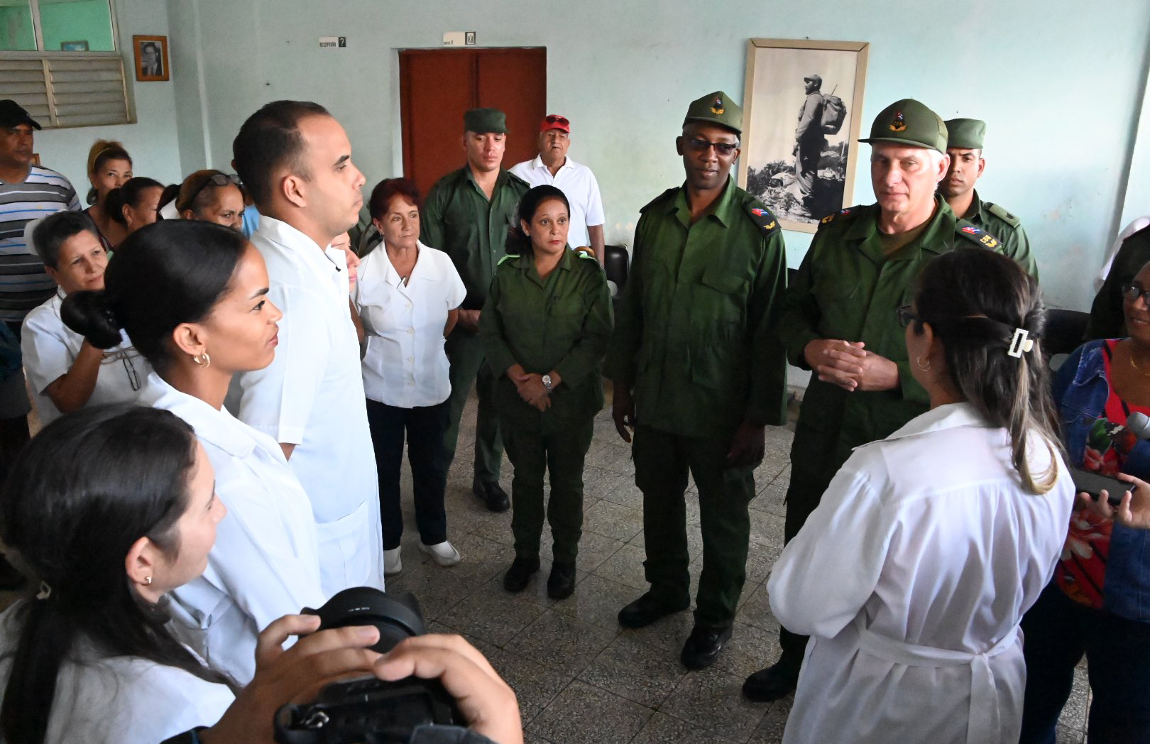 Llega Presidente cubano a Holguín (+ Fotos)