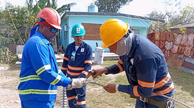 Trabajadores de la Empresa Eléctrica de Isla de la Juventud laboraron en Puerto Padre