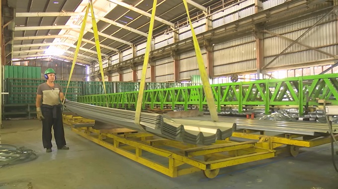 Continúa en METUNAS fabricación de techos para los damnificados por el huracán Melissa