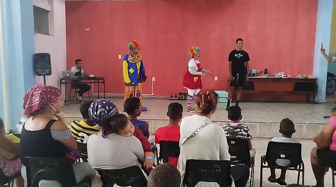 Llegan espectáculos artísticos hasta centros de protección en Las Tunas