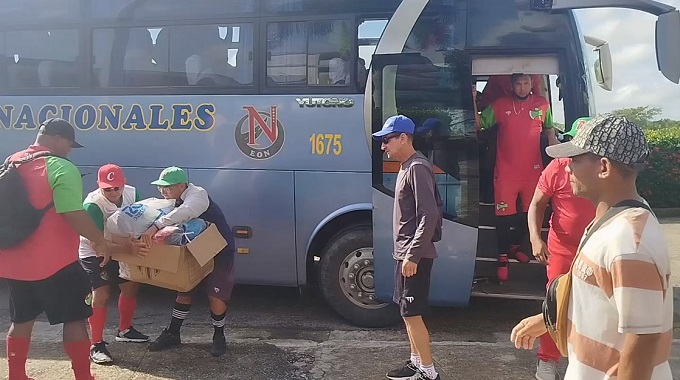 Se suma el equipo de béisbol de #LasTunas a la solidaridad con los pobladores granmenses