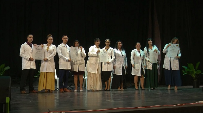 Egresan en Las Tunas nuevos profesionales de las ciencias médicas