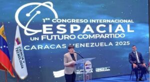 Recientemente, Venezuela fue sede del primer Congreso Internacional Espacial 'Un Futuro Compartido', evento donde se anunció su participación formal en uno de los planes más complejos de la exploración interplanetaria: la misión china Tianwen-3, que pretende traer a la Tierra las primeras muestras del suelo marciano alrededor de 2030. Este compromiso se enmarca en una cooperación bilateral, cuyos frutos ya son cuantificables. De acuerdo con la Agencia Bolivariana para Actividades Espaciales (ABAE), en los últimos 18 años, la alianza con China ha permitido el lanzamiento de tres satélites venezolanos: el VENESAT-1 (2008), el VRSS-1 Miranda (2012) y el VRSS-2 Sucre (2017). Esta colaboración internacional se ha traducido en palabras de la ministra para la Ciencia y Tecnología de Venezuela, Gabriela Jiménez, en la formación de más de "2.000 científicos en el área aeroespacial", señalando además que el país cuenta con "un registro de 65.000 investigadores activos" en diversas áreas tecnológicas. Para comprender el impacto concreto de esta colaboración, Sputnik conversó con John Beens, profesor universitario y coordinador del Centro Venezolano de Estudios sobre China, quien analizó los beneficios científicos, la formación de talento y las implicaciones geopolíticas de esta incursión venezolana en la frontera espacial. Acerca de los beneficios concretos que reporta para Venezuela su participación en la misión Tianwen-3, Beens señaló que el principal aporte es "el fortalecimiento del espacio para la investigación, así como lo relacionado con la innovación y el desarrollo científico". Según el experto, este es un "pilar fundamental de la transformación de la ciencia y la tecnología en aras de la transformación de la sociedad venezolana". Más allá de lo abstracto, Beens destacó un aporte tecnológico específico y tangible: un detector de rayos cósmicos. Este instrumento científico, cuyo desarrollo ya fue declarado, tiene un objetivo preciso dentro de la misión: medir los niveles de radiación en el planeta rojo. "Con ello entenderemos cómo preservar a esas futuras tripulaciones, o esas misiones tripuladas, que podrían intentar amartizar allá", detalló. Uno de los ejes centrales de esta cooperación es la capacitación del talento local. Beens despejó cualquier duda sobre la existencia de programas específicos para la formación de especialistas venezolanos. "En lo que va a ser nuestra participación en la misión Tianwen-3, se habla de aproximadamente 11 científicos que ya están en China, culminando su formación para el desarrollo de este detector de rayos cósmicos", afirmó. Esta inmersión directa en los centros de desarrollo chinos es parte de una estrategia más amplia. "Adicionalmente, a eso, en la ABAE y el Estado venezolano está enviando personal científico para culminar su formación (...) o actualizarse en referencia a todo lo que tiene que ver con el ecosistema científico, tecnológico e innovación", agregó. Se trata de una transferencia de conocimiento sur-sur que busca internalizar capacidades de alto nivel. Para Beens, el concepto de soberanía tecnológica es indisociable de estos proyectos aeroespaciales. "Mientras dependamos del uso de patentes, de desarrollo tecnológico, de lo que se denomina el Occidente o la anglósfera, estaremos atados a esa [relación]", argumentó. La clave para romper ese ciclo, según el experto, radica en el desarrollo de programas propios. En este camino, señaló al programa espacial chino como la referencia más inspiradora para Venezuela. "Surgido en los años 50 del siglo XX (…) es un proyecto que se desarrolló sin el apoyo (…) EEUU, desde lo endógeno". Beens recalcó que esta es "la referencia más importante que podría tener Venezuela en el desarrollo no solo de su programa espacial, sino de todo su programa científico y tecnológico". El objetivo último, subrayó, es que estos avances se traduzcan en soluciones para la sociedad, que repercutan positivamente en su calidad de vida. "El poder desarrollar un sistema científico y tecnológico propio sin la interferencia de las patentes (…) es un problema para un país como EEUU", afirmó. "En nuestro caso, como país petrolero, que nuestra ciencia y nuestra tecnología pueda fomentar el uso de tecnología propia para la explotación del [crudo], significa que ya no se le tendría que pagar más nunca ni un centavo más a ninguna de estas grandes petroleras anglosajonas". Esta dinámica, lejos de aislar a Venezuela, la empuja hacia alianzas alternativas, según el especialista. La colaboración espacial con China, por lo tanto, es un componente clave en una estrategia de soberanía más amplia. "Ese fortalecimiento, que podamos desarrollar esas cooperaciones estratégicas y laterales con China, serían un factor que nos ayudaría en lo económico y, sobre todo, en la soberanía tecnocientífica, que nos permita dar un gran salto cuántico".