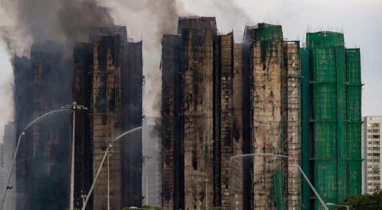 Lo que queda de los rascacielos devorados por el incendio en Hong Kong