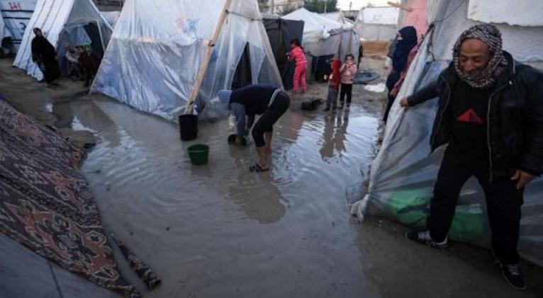 Las fuertes lluvias registradas este viernes en Gaza inundan tiendas de desplazados