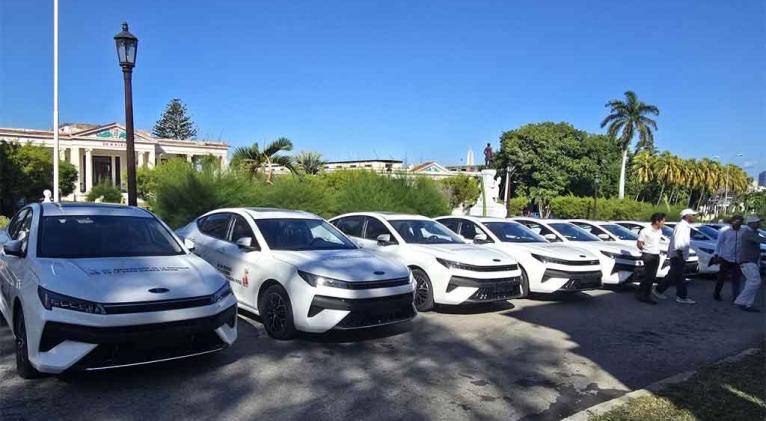 Moskvich donados por Rusia a Cuba circulan en La Habana