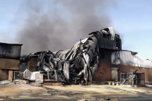 Denuncia Sudán destrucción masiva de fábricas y crisis humanitaria