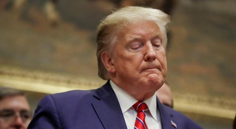 La aprobación de los estadounidenses a Trump cae estrepitosamente