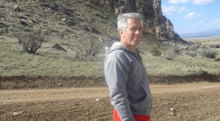 Divulgan la macabra carta de Epstein al pedófilo Larry Nassar escrita días antes de morir