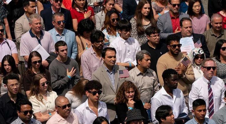 Agentes federales impiden acto de naturalización de inmigrantes debido a países de origen