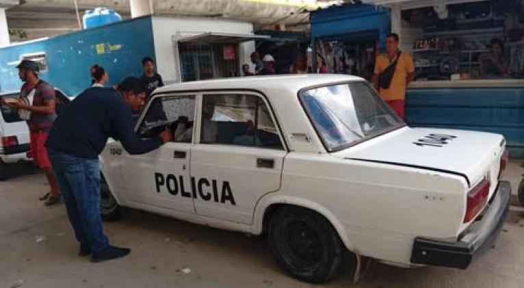 Operativo Policial contra revendores ilegales en el área de comercialización de calle 100 en Boyeros