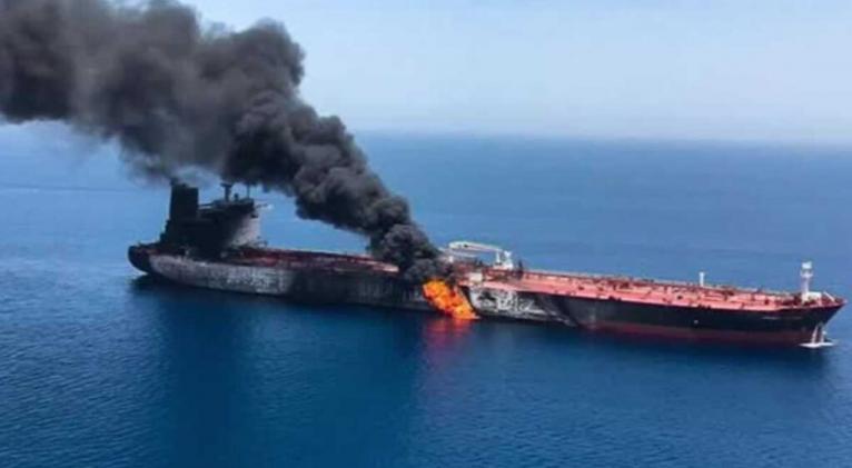 Dos petroleros que navegaban bajo las banderas de Turquía y Azerbaiyán colisionaron este martes en el mar de Mármara, frente a las costas de Estambul, informó a Sputnik el Ministerio de Transporte e Infraestructura turco. 'El petrolero Kalbajar, de 141 metros de eslora y bajo bandera de Azerbaiyán, colisionó con el petrolero Alatepe, de 115 metros de eslora y con bandera de Turquía, frente a las costas del distrito de Kucukcekmece', señaló el ministerio en un comunicado???. Según la institución, al lugar del incidente fueron enviados un remolcador y equipos de salvamento para atender la emergencia. El accidente se produjo en medio de fuertes condiciones meteorológicas adversas en Estambul, donde este martes se registraron vientos huracanados de hasta 75 kilómetros por hora, lo que obligó a cancelar varias rutas de ferris.