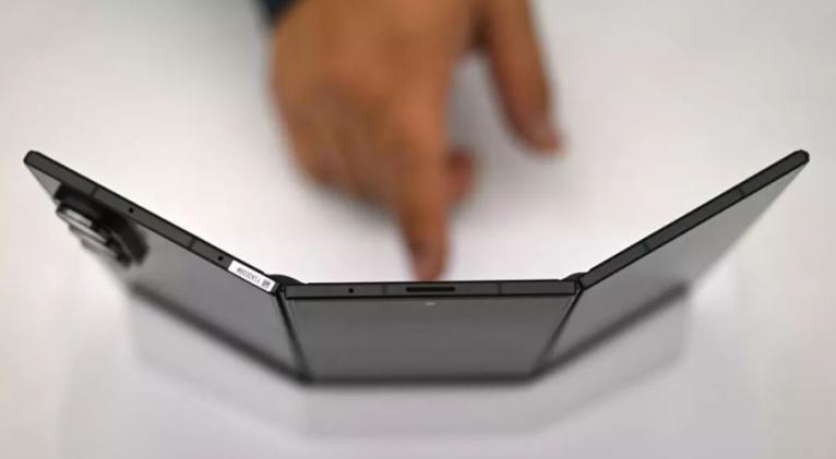 Samsung lanza su primer teléfono plegable triple