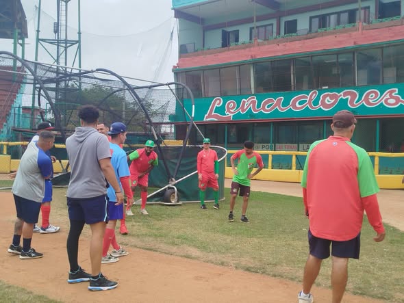 Leñadores entrenan a la espera de su retador