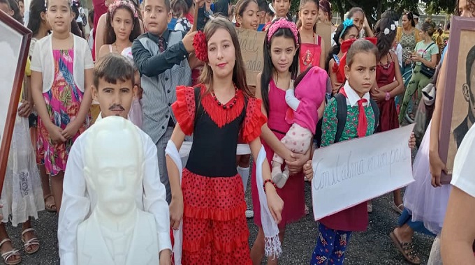 Realizan desfile martiano en Las Tunas