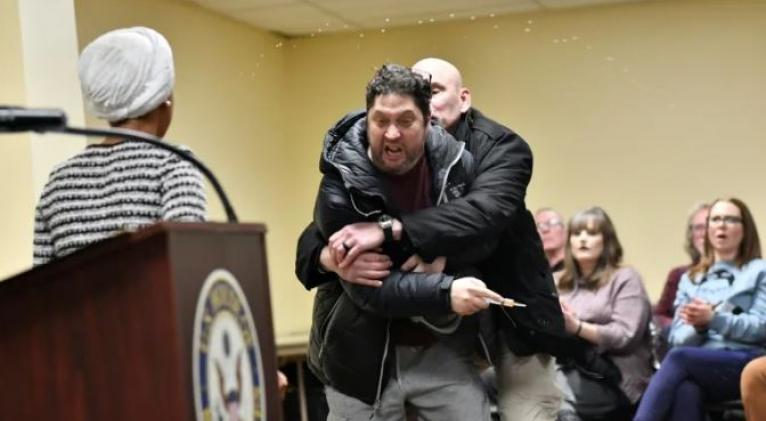 Hombre rocía con líquido a congresista demócrata Ilhan Omar en un mítin en Mineápolis