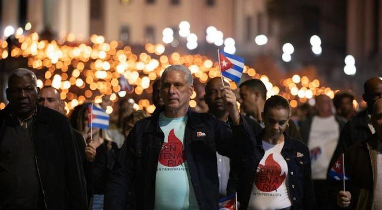 Presidente de Cuba encabeza tradicional Marcha de las Antorchas