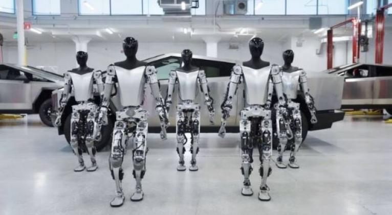 Elon Musk quiere comercializar los robots Optimus hacia fines de 2027