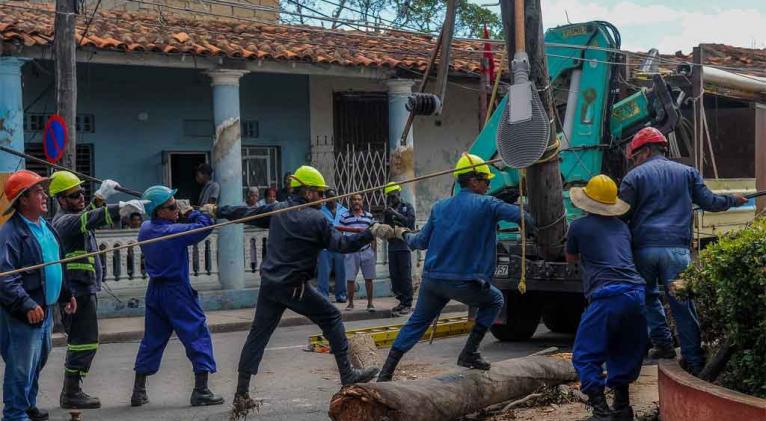 Presidente de Cuba saluda a trabajadores eléctricos en su día