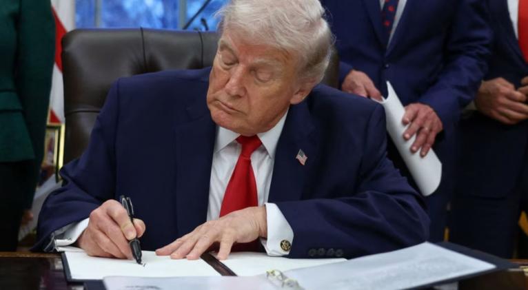 Trump impondrá aranceles a países que vendan petróleo a Cuba