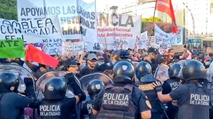 La policía reprime a manifestantes contra la reforma laboral en Argentina
