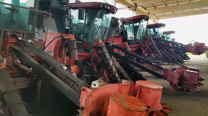 Alistan medios para el corte y tiro de caña durante la próxima zafra azucarera en Puerto Padre
