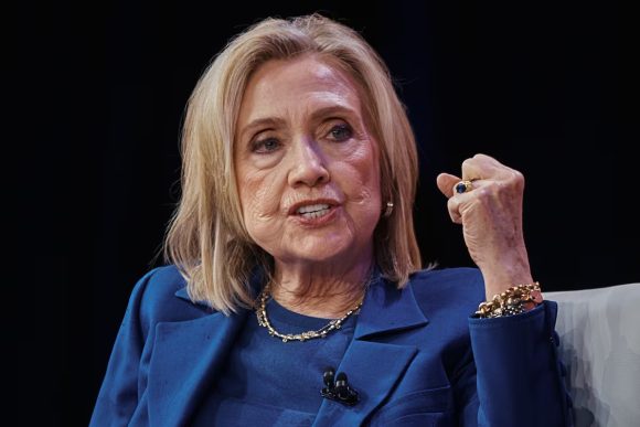 EE.UU: Hillary Clinton acusa a los republicanos de encubrir a Trump por su aparición en los archivos de Epstein