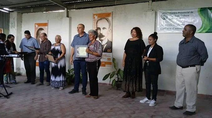 Entregan reconocimientos en Las Tunas a propósito del Día del Instructor de Arte