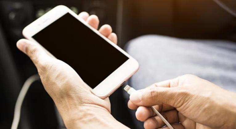 No le quites años de vida a tu móvil por cargarlo mal