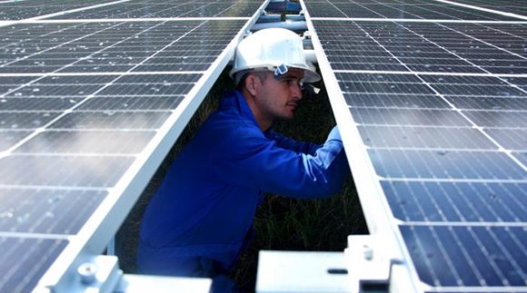 Marrero Cruz supervisa avance de sistemas fotovoltaicos y llama a perfeccionar la producción local de alimentos
