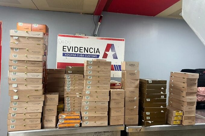 Detecta Aduana intento de extraer tabacos falsos